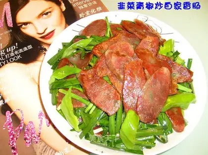 Fried sausage with leeks and green peppers