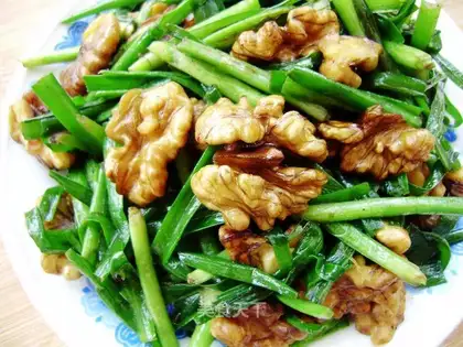 stir-fried leeks with peach kernels