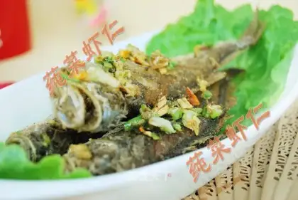 Fried small yellow croaker with pepper and salt