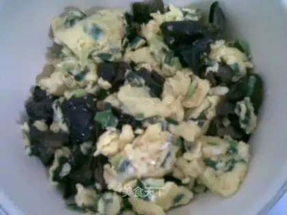 Fried eggs with green onions and fried fungus