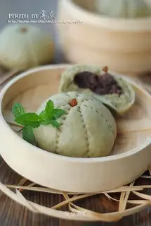 Whole-wheat matcha bean paste bun