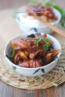 braised pig's trotters in soy sauce