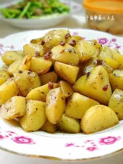 Dry stir-fry small potatoes with pepper and sesame seeds