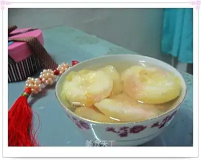 Peaches in syrup water