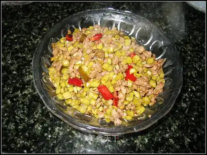 Soak cowpea and stir-fried minced pork