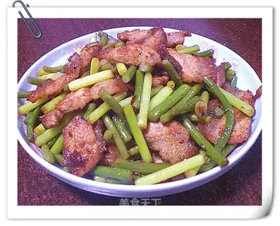 stir-fried pork with garlic sprouts