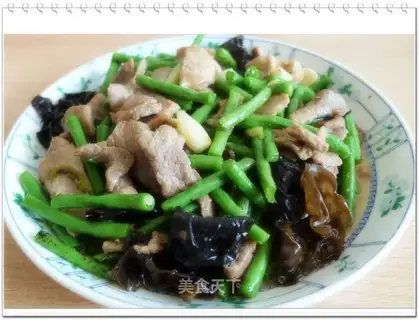 Stir fried pork slices with beans