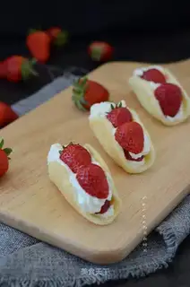 Strawberry with yogurt cake