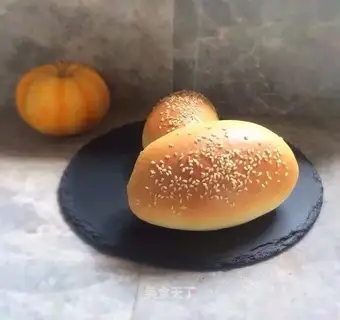 The salad sauce pine bun