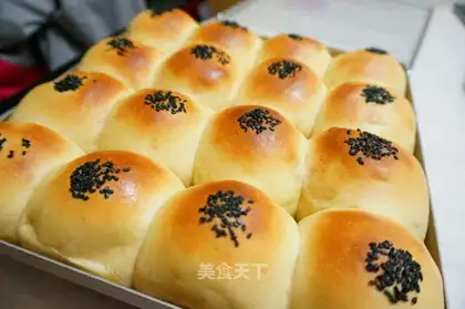 Meat pine buns