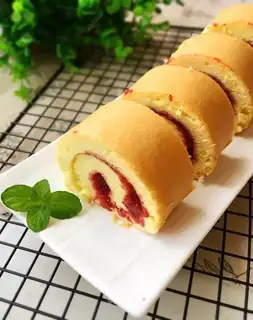 Strawberry cake rolls