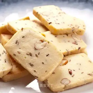Pyramid nut cookies