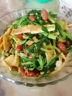 Spinach with peanuts