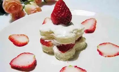 Strawberry cheese and cookies tower