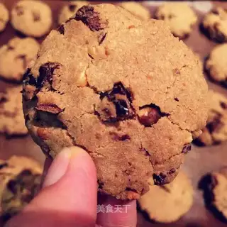 A red-tree peanut cookie