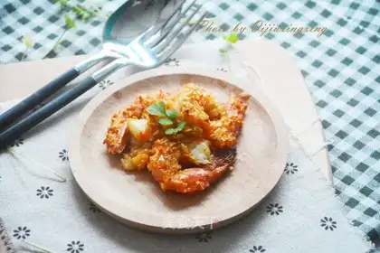 A salad sauce with garlic shrimp