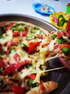 Meat pine squid pizza