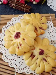 Rose-shaped bread
