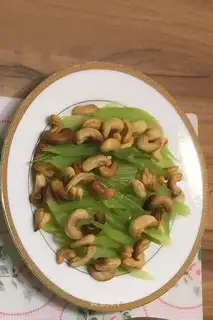 Celery with cashew nuts