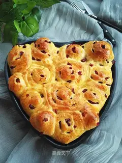 Cranberry croissants