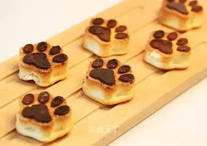 Cat claw cake