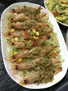 Garlic shrimp and noodles