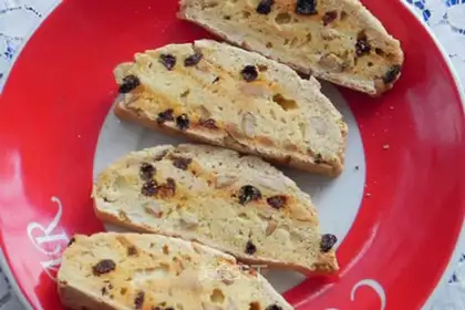 Peanut raisin pastries