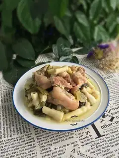 The pig's foot is sour