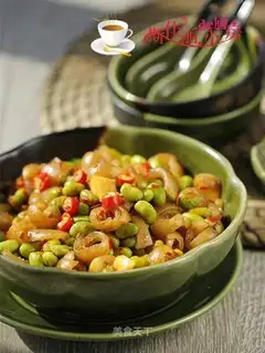 Spicy pork-skin and beans