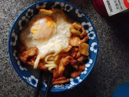 Squeeze meat and egg noodles