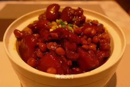 Peanut stew pig's hand