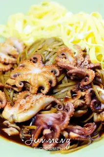 Japanese octopus seaweed
