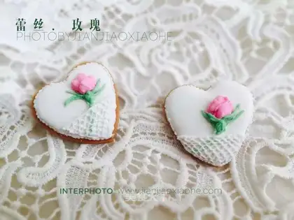 Lace Rose Frost Biscuit