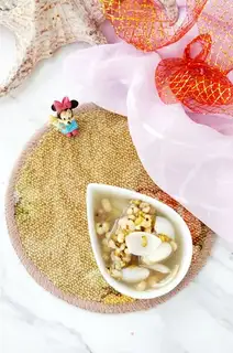 Green bean rice lily soup