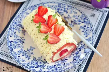 Strawberry roll