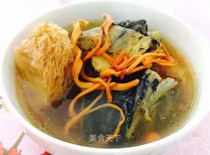 Worm and grass-cooked chicken