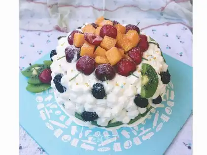 A fruit omelet cake