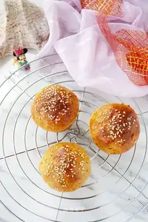 Pineapple kernel bread