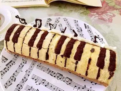 Piano-key banana cake rolls