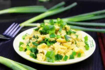 Onion fried eggs