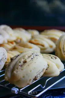 Roasted sesame rolls