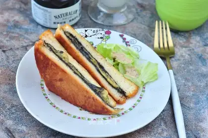 Black sesame sesame sandwich