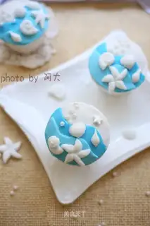 The ocean rolls sugar cake