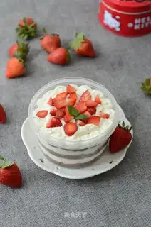 A fruit strawberry box cake