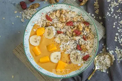 A bowl of fruit
