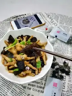 Wood-eared chicken feet