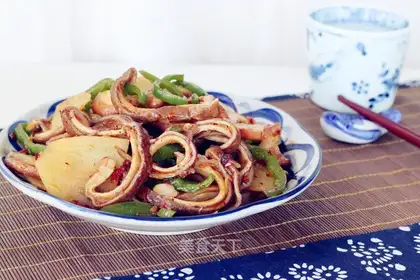 Spicy potato chips for a pig