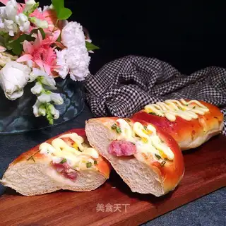 Sausage salad bread