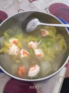 Poof-bread shrimp squid soup