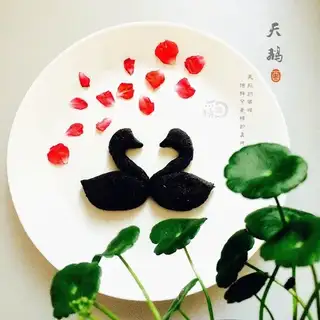 Black swan cookies